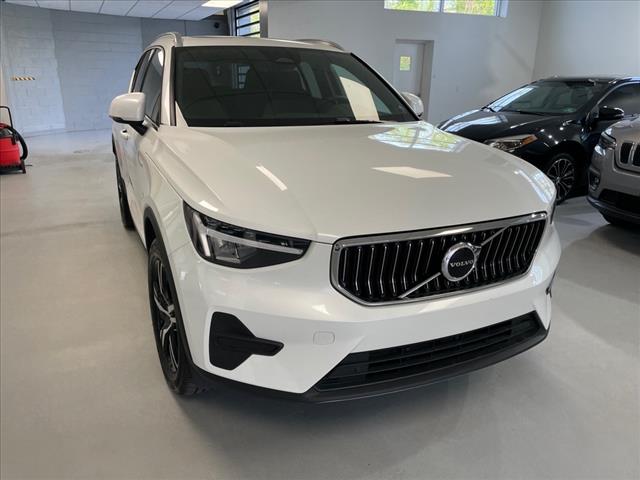 2025 Volvo XC40 B5 Core Bright Theme - Photo 2