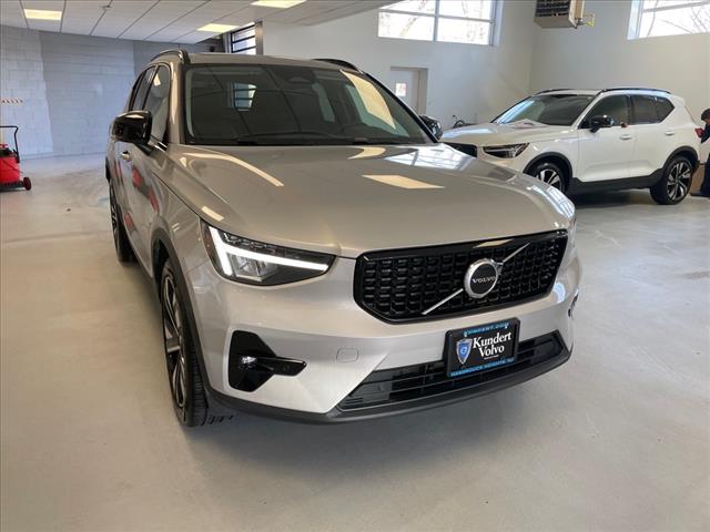 2023 Volvo XC40 B5 Plus Dark Theme - Photo 2