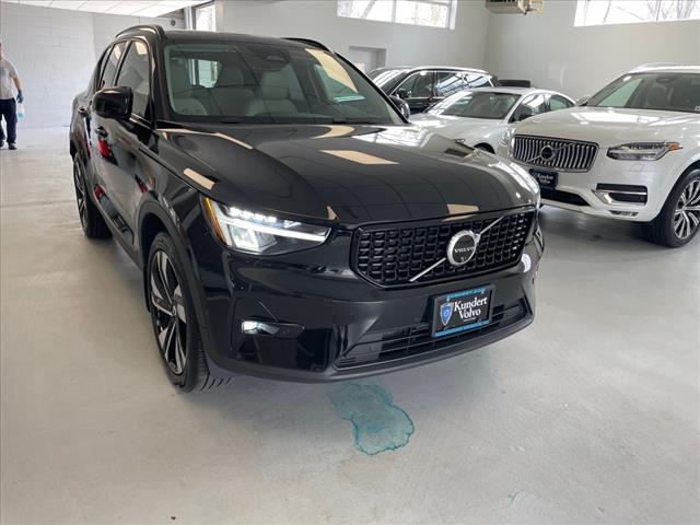 2024 Volvo XC40 B5 Plus Dark Theme - Photo 2