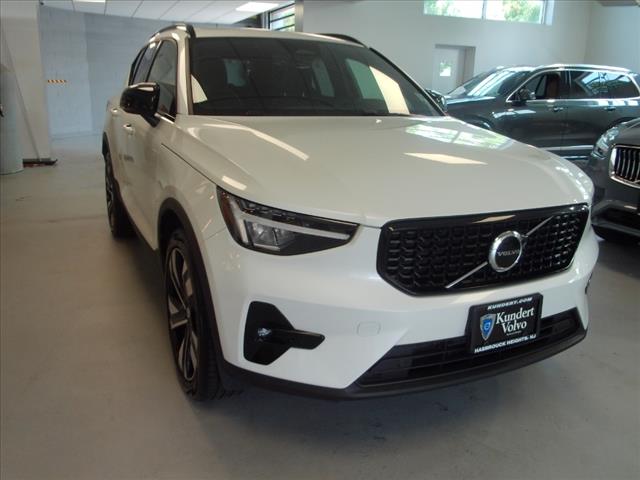 2023 Volvo XC40 B5 Plus Dark Theme - Photo 2