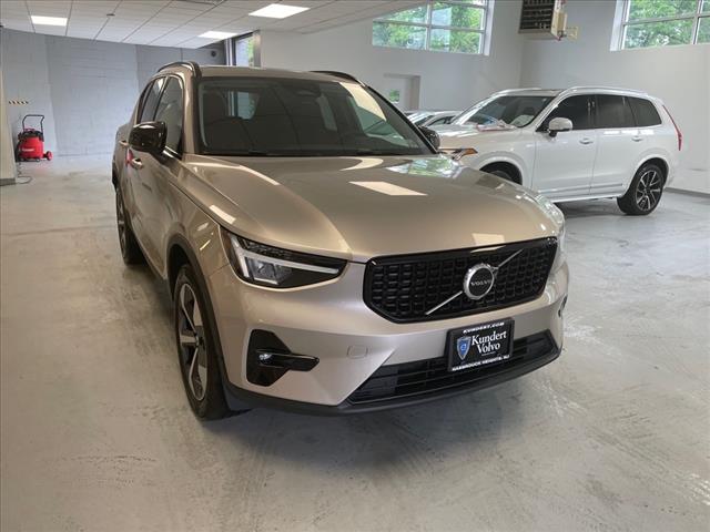 2023 Volvo XC40 B5 Plus Dark Theme - Photo 2