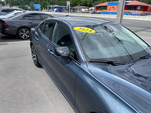 2024 Volvo S60 B5 Core Dark Theme - Photo 3