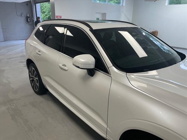 2022 Volvo XC60 B5 Momentum - Photo 3