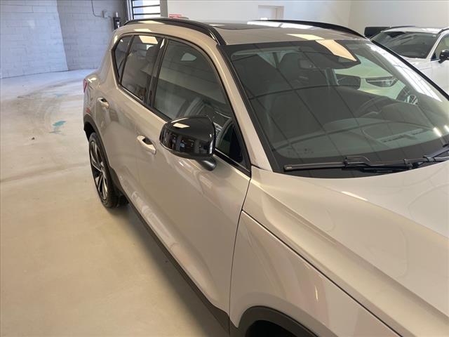 2023 Volvo XC40 B5 Plus Dark Theme - Photo 3