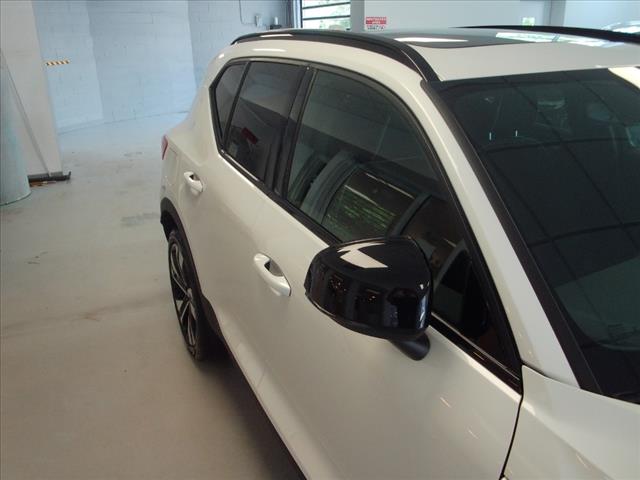 2023 Volvo XC40 B5 Plus Dark Theme - Photo 3