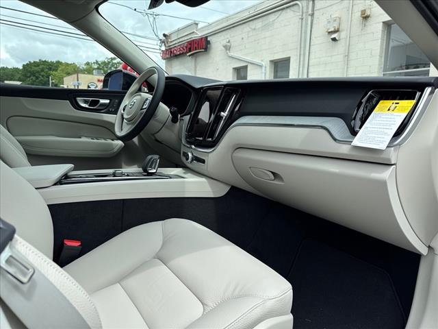 2025 Volvo XC60 B5 Plus - Photo 3