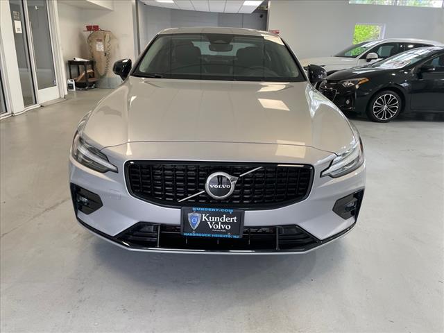 2024 Volvo S60 B5 Core Dark Theme - Photo 4