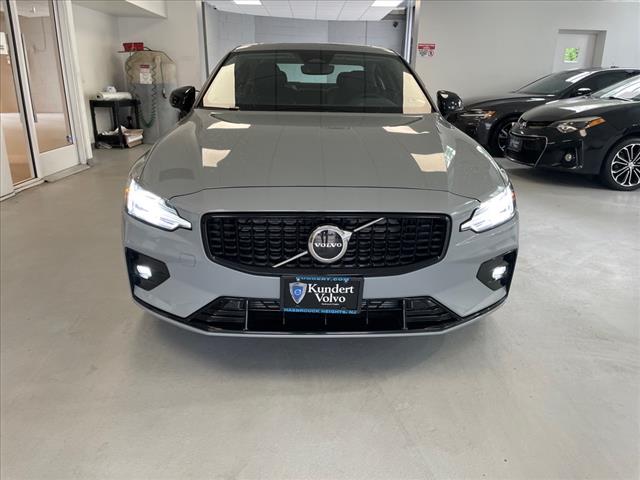 2024 Volvo S60 B5 Core Dark Theme - Photo 4
