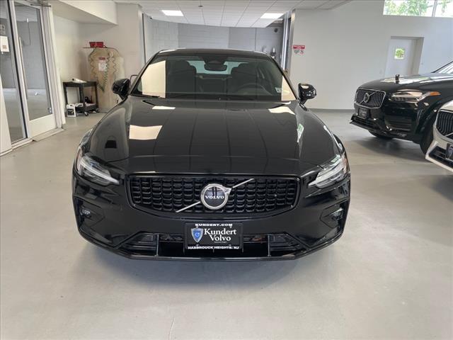 2024 Volvo S60 B5 Core Dark Theme - Photo 4
