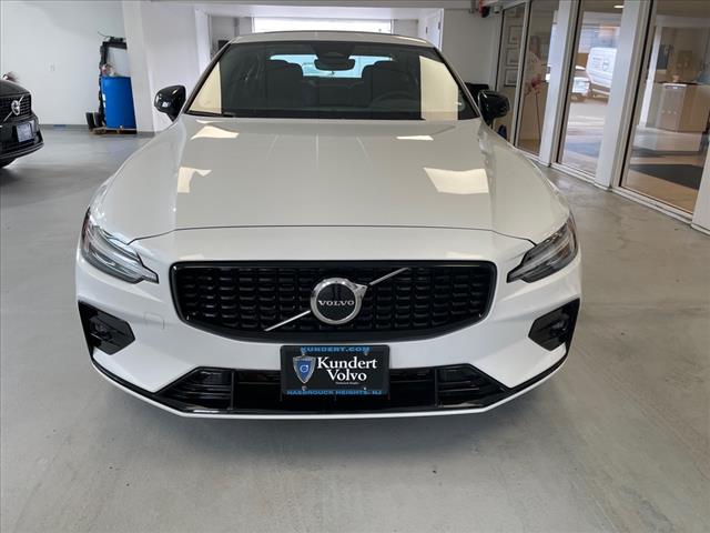 2024 Volvo S60 B5 Core Dark Theme - Photo 4