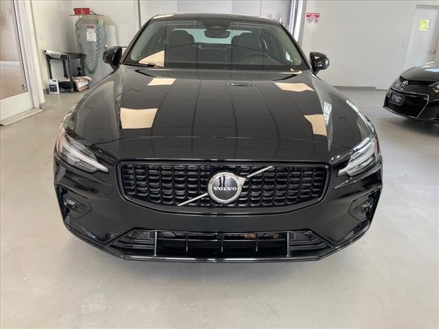 2024 Volvo S60 B5 Core Dark Theme - Photo 4