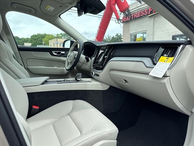 2025 Volvo XC60 T8 Plus - Photo 4