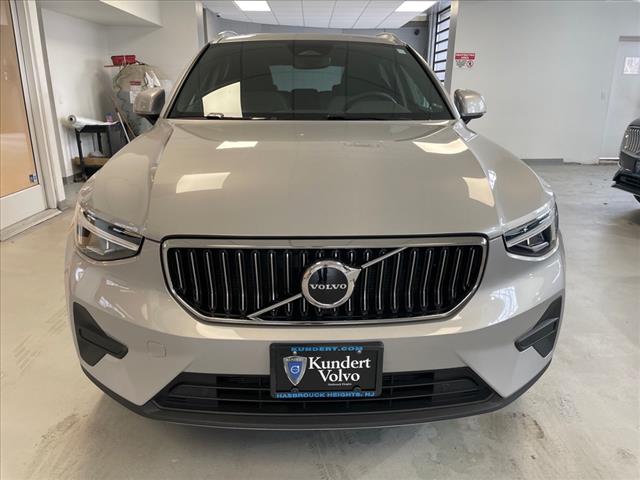 2025 Volvo XC40 B5 Core Bright Theme - Photo 4