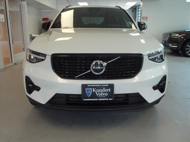 2023 Volvo XC40 B5 Plus Dark Theme - Photo 4