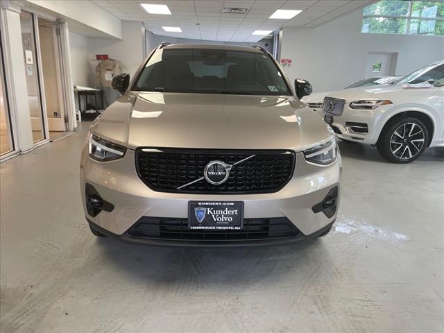 2023 Volvo XC40 B5 Plus Dark Theme - Photo 4
