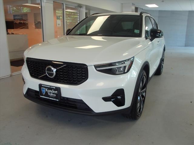 2023 Volvo XC40 B5 Plus Dark Theme - Photo 6