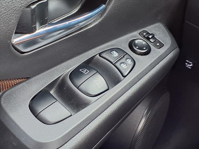 2022 Nissan Kicks SR
