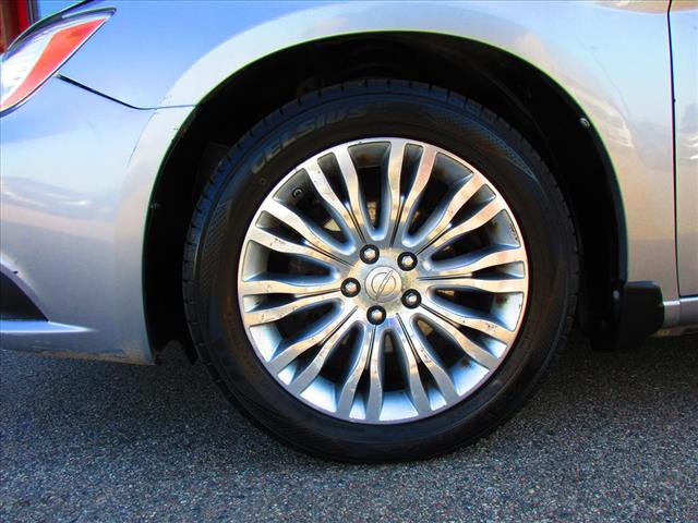 2013 Chrysler 200 Touring - Photo 15