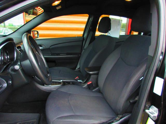 2013 Chrysler 200 LX - Photo 9