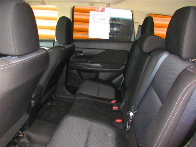 2017 Mitsubishi Outlander SE - Photo 9