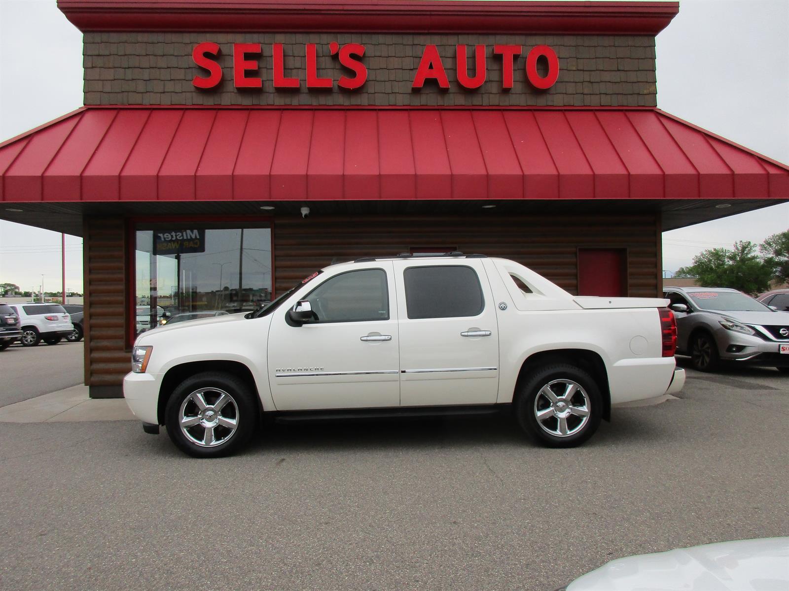 White Diamond Tricoat (98u) 2013 Chevrolet Avalanche LTZ Black Diamond Edition 4WD Pickup Truck Four-Wheel Drive 6-Speed Automatic