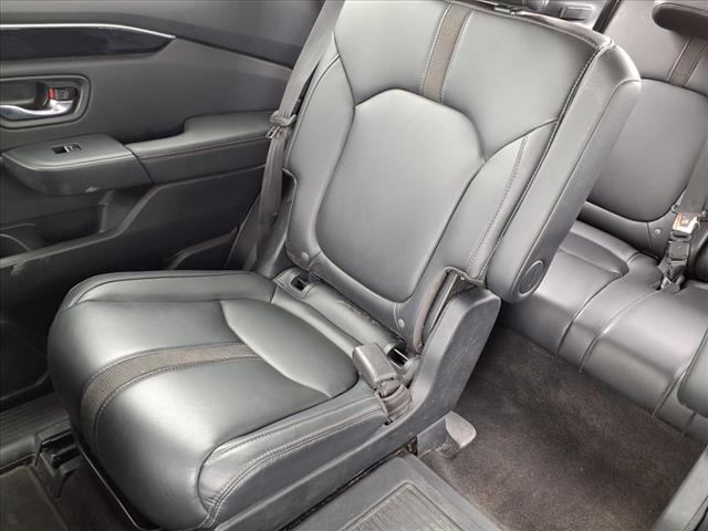 2023 Honda Pilot EX-L w/Rear Captains Chairs