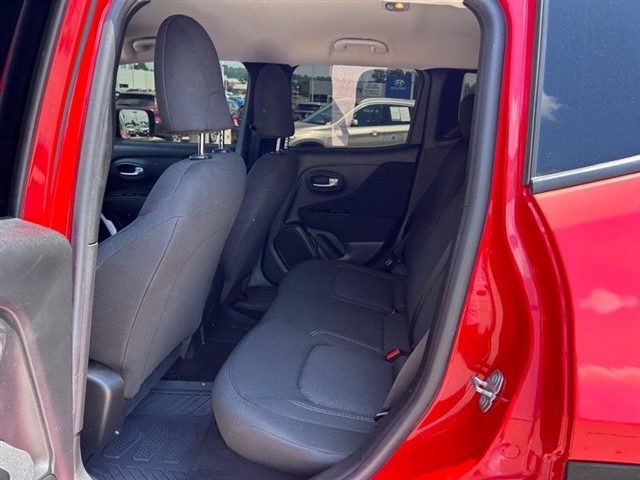 2021 Jeep Renegade Jeepster - Photo 11