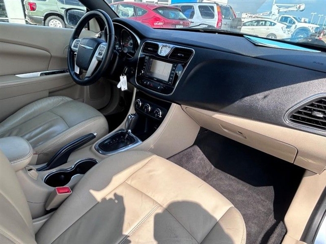 2013 Chrysler 200 Limited - Photo 12