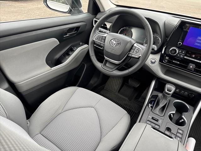 2023 Toyota Highlander LE - Photo 12
