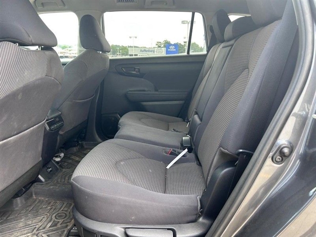 2020 Toyota Highlander LE - Photo 13