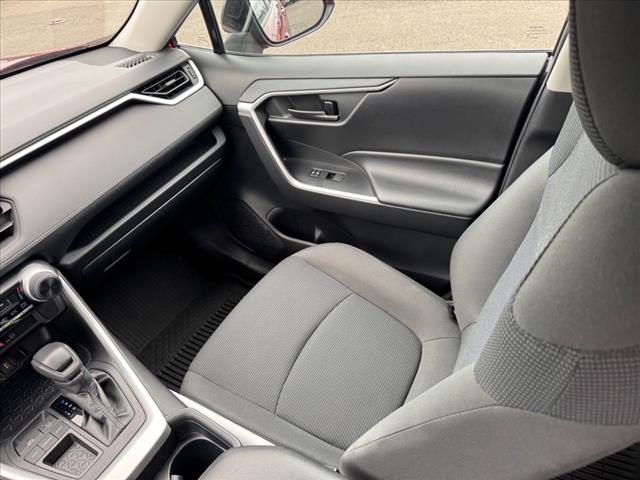 2020 Toyota RAV4 LE - Photo 14