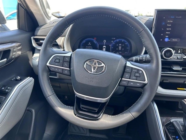 2023 Toyota Highlander Hybrid Limited - Photo 17