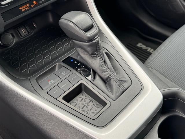 2020 Toyota RAV4 LE - Photo 18
