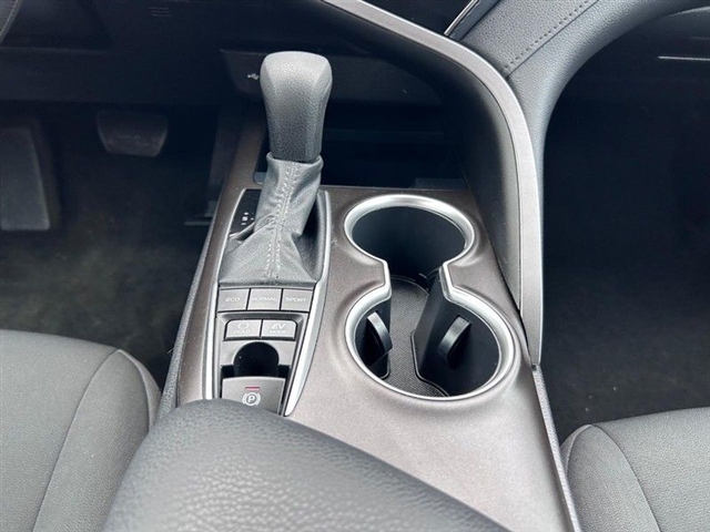 2023 Toyota Camry Hybrid LE - Photo 18