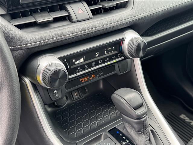 2020 Toyota RAV4 LE - Photo 19