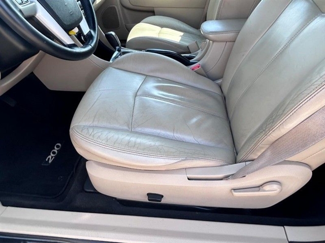 2013 Chrysler 200 Limited - Photo 21