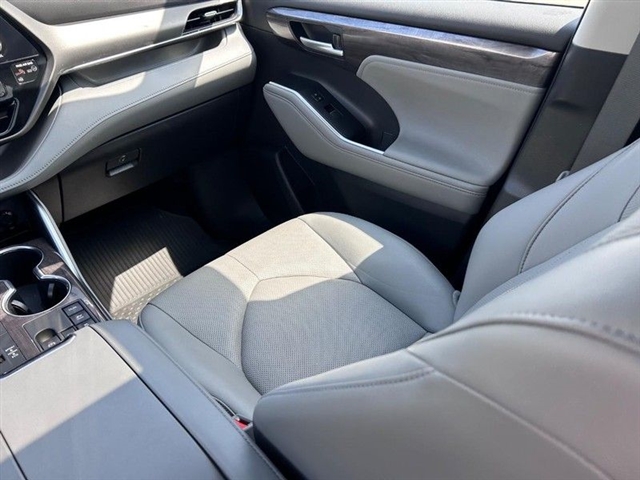 2023 Toyota Highlander Hybrid Limited - Photo 22