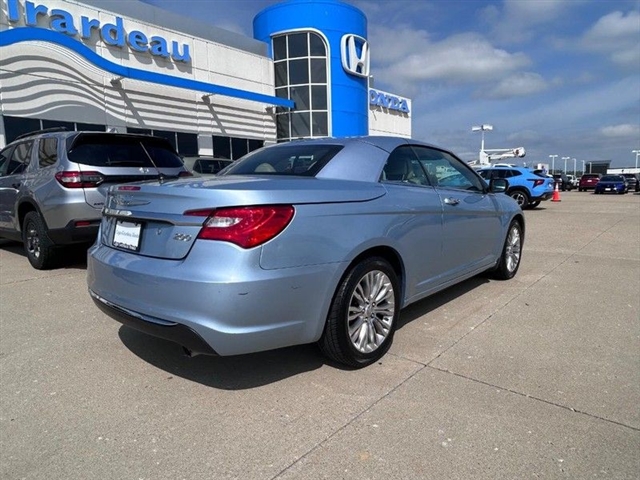 2013 Chrysler 200 Limited - Photo 2