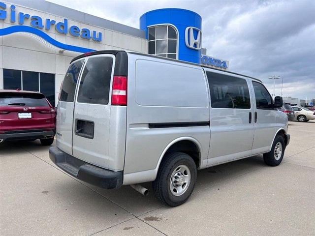 2021 Chevrolet Express 2500 - Photo 2