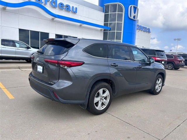 2020 Toyota Highlander LE - Photo 2