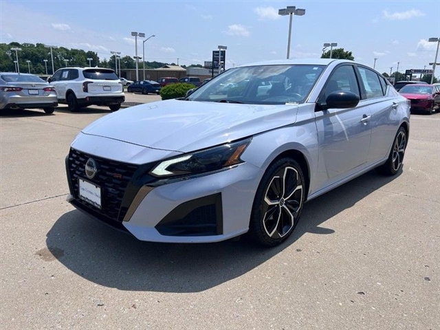 2023 Nissan Altima 2.5 SR - Photo 8