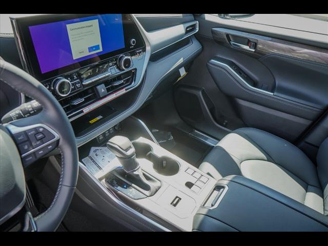 2025 Toyota Highlander Hybrid Platinum