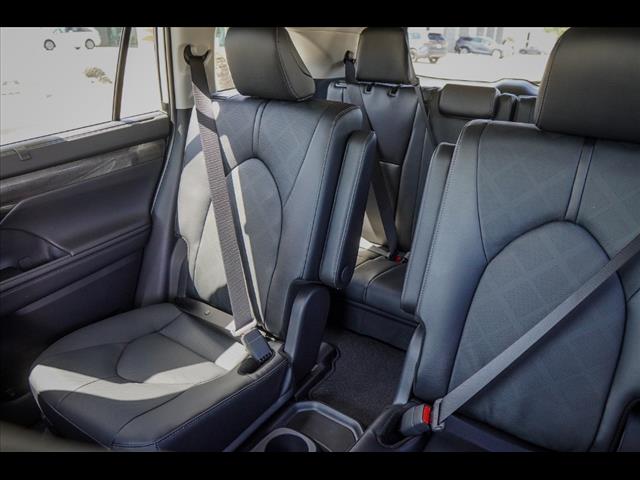 2025 Toyota Highlander Hybrid Platinum