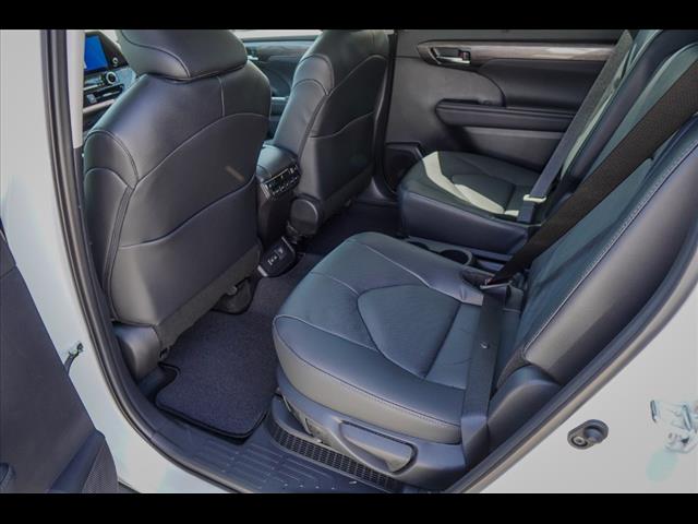 2025 Toyota Highlander Hybrid Platinum