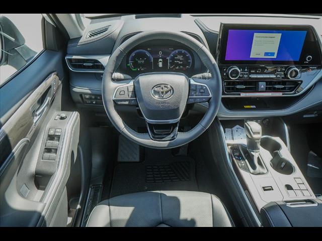 2025 Toyota Highlander Hybrid Platinum