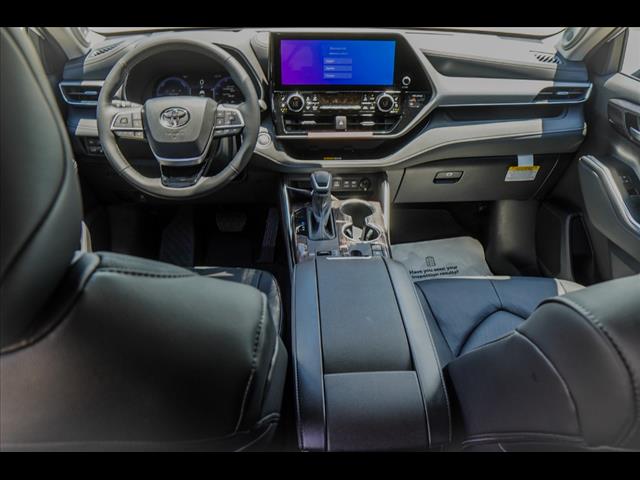 2025 Toyota Highlander Hybrid Platinum