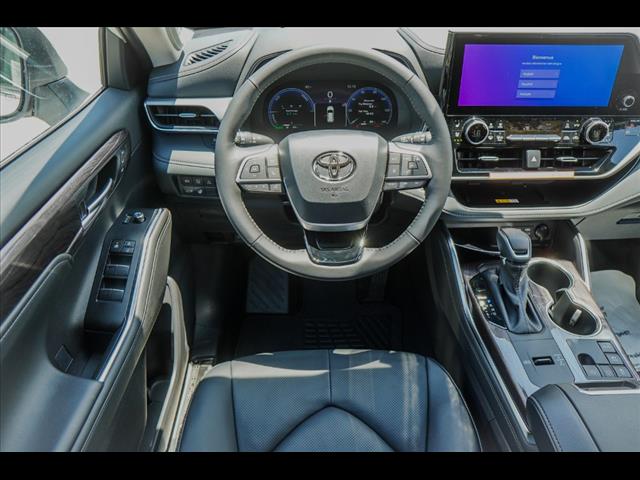 2025 Toyota Highlander Hybrid Platinum