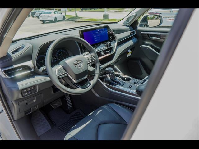 2025 Toyota Highlander Hybrid Platinum
