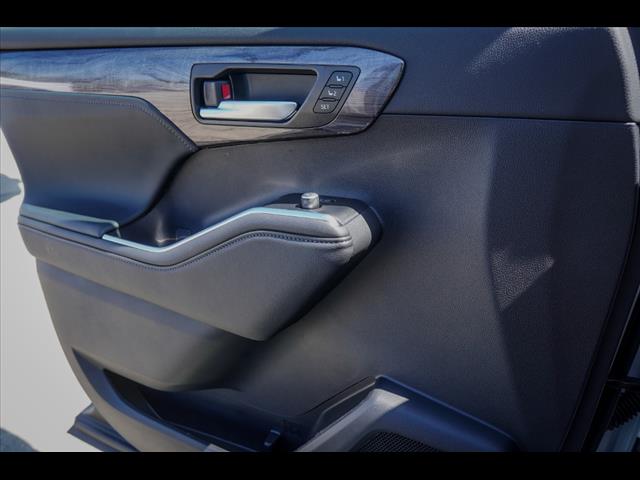 2025 Toyota Highlander Hybrid Platinum