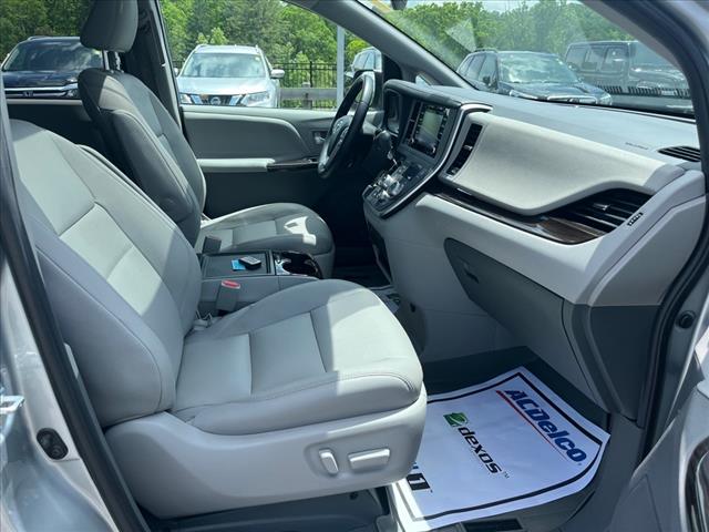 2020 Toyota Sienna XLE 7-Passenger Auto Access Seat